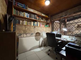 Mixed-use house for sale on Main Street, Desamparados Mixed-use house for sale on Main Street, Desamparados