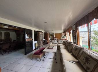 Mixed-use house for sale on Main Street, Desamparados Mixed-use house for sale on Main Street, Desamparados