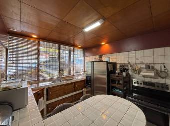 Mixed-use house for sale on Main Street, Desamparados Mixed-use house for sale on Main Street, Desamparados