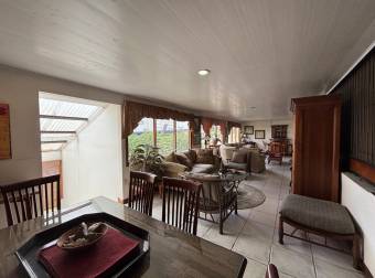 Mixed-use house for sale on Main Street, Desamparados Mixed-use house for sale on Main Street, Desamparados