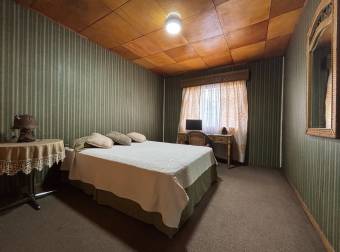 Mixed-use house for sale on Main Street, Desamparados Mixed-use house for sale on Main Street, Desamparados