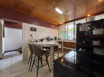 Mixed-use house for sale on Main Street, Desamparados Mixed-use house for sale on Main Street, Desamparados