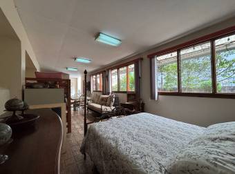 Mixed-use house for sale on Main Street, Desamparados Mixed-use house for sale on Main Street, Desamparados