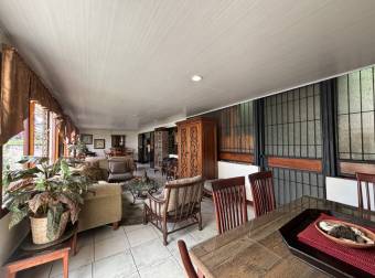 Mixed-use house for sale on Main Street, Desamparados Mixed-use house for sale on Main Street, Desamparados