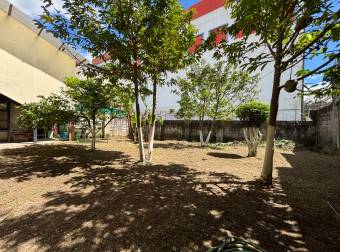 Mixed-use house for sale on Main Street, Desamparados Mixed-use house for sale on Main Street, Desamparados