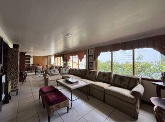 Mixed-use house for sale on Main Street, Desamparados Mixed-use house for sale on Main Street, Desamparados