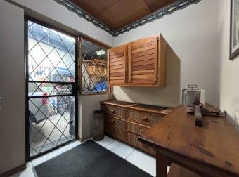 Mixed-use house for sale on Main Street, Desamparados Mixed-use house for sale on Main Street, Desamparados