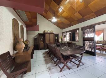 Mixed-use house for sale on Main Street, Desamparados Mixed-use house for sale on Main Street, Desamparados