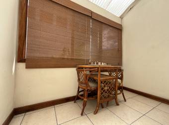 Mixed-use house for sale on Main Street, Desamparados Mixed-use house for sale on Main Street, Desamparados