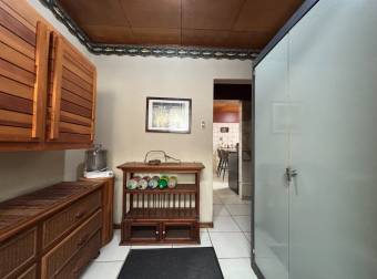 Mixed-use house for sale on Main Street, Desamparados Mixed-use house for sale on Main Street, Desamparados