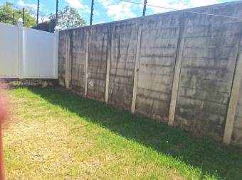 Se alquila espaciosa casa en condominio de Guácima 25-1280