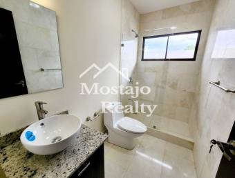 Venta de casa moderna en Condominio Hacienda Paraiso, Santa Ana
