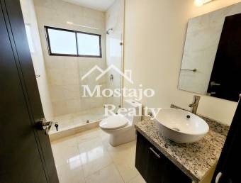 Venta de casa moderna en Condominio Hacienda Paraiso, Santa Ana