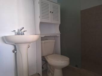 Se alquila espaciosa casa en condominio de Guácima 25-1280