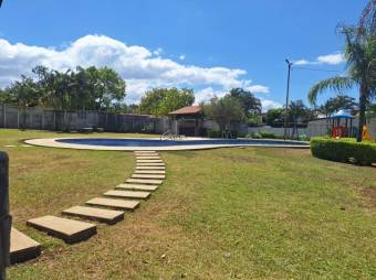 Se alquila espaciosa casa en condominio de Guácima 25-1280