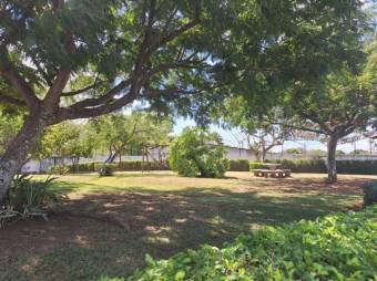 Se alquila espaciosa casa en condominio de Guácima 25-1280