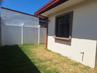 Se alquila espaciosa casa en condominio de Guácima 25-1280