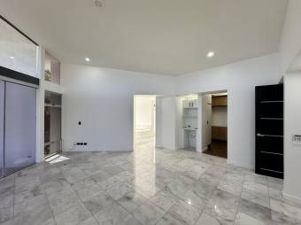 Venta de casa en condominio de Piedades Santa Ana