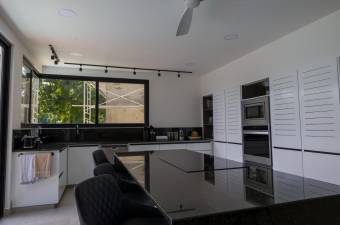 Lujosa casa de 3 niveles con piscina, terraza y vista al océano totalmente amueblada #26-1683 GS