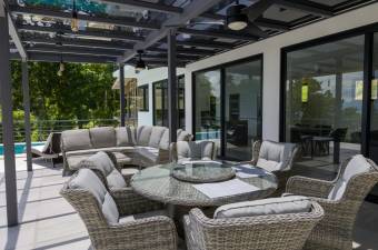 Lujosa casa de 3 niveles con piscina, terraza y vista al océano totalmente amueblada #26-1683 GS