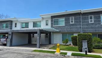 Casa moderna con terraza, jardín y amenidades premium en condominio #26-1706 GS