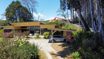 Casa con amplio lote, chimenea y naturaleza en entorno fresco #26-1682 GS