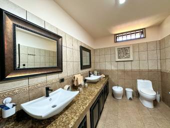 Casa con amplio lote, chimenea y naturaleza en entorno fresco #26-1682 GS