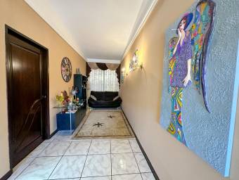 Casa con amplio lote, chimenea y naturaleza en entorno fresco #26-1682 GS