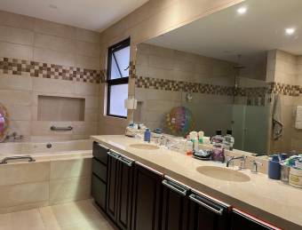 Casa moderna de un nivel con piscina interna y doble altura impresionante 26-713 GS