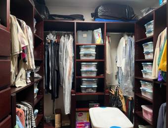 Casa moderna de un nivel con piscina interna y doble altura impresionante 26-713 GS