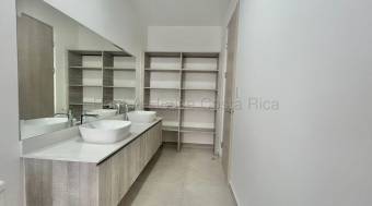 Se alquila casa en Piedades Santa Ana 26-1741