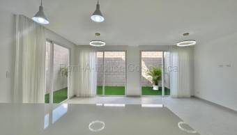 Se alquila casa en Piedades Santa Ana 26-1741