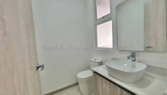 Se alquila casa en Piedades Santa Ana 26-1741