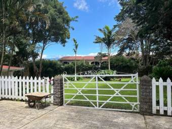 Se vende propiedad en San Pedro de Montes de Oca