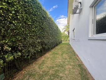 Venta de lujosa casa en condominio Bosques de Santa Ana