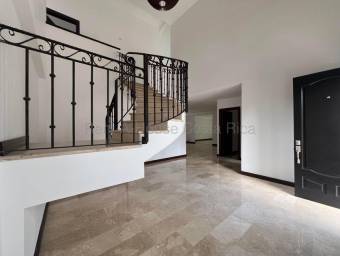 Venta de lujosa casa en condominio Bosques de Santa Ana