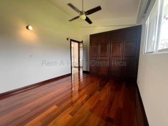 Venta de lujosa casa en condominio Bosques de Santa Ana