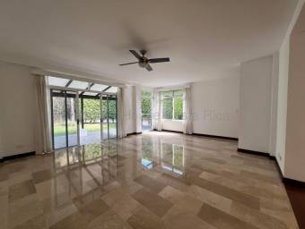 Venta de lujosa casa en condominio Bosques de Santa Ana