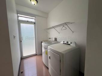 Venta de lujosa casa en condominio Bosques de Santa Ana