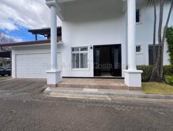 Venta de lujosa casa en condominio Bosques de Santa Ana