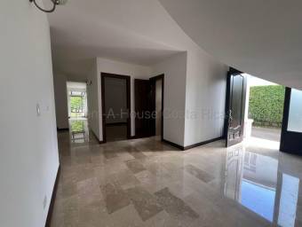 Venta de lujosa casa en condominio Bosques de Santa Ana