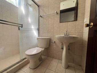 Venta de lujosa casa en condominio Bosques de Santa Ana