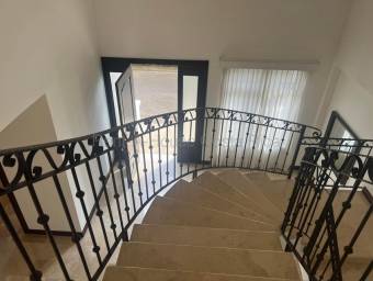 Venta de lujosa casa en condominio Bosques de Santa Ana