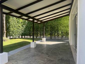 Venta de lujosa casa en condominio Bosques de Santa Ana