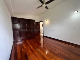Venta de lujosa casa en condominio Bosques de Santa Ana