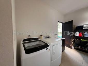 Venta de exclusiva casa en Piedades de Santa Ana