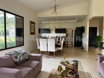 Venta de exclusiva casa en Piedades de Santa Ana