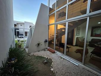 Venta de linda casa en condominio en Piedades de Santa Ana