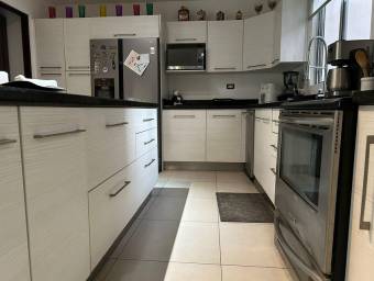 Venta de linda casa en condominio en Piedades de Santa Ana