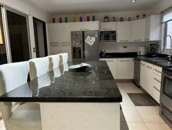 Venta de linda casa en condominio en Piedades de Santa Ana